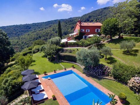 Cette villa de luxe à vendre dans la belle campagne florentine offre une position dominante entourée d’un parc luxuriant de 6 hectares. À l’origine une tour de guet datant du 13ème siècle, la propriété est située à seulement 15 km du centre de Floren...