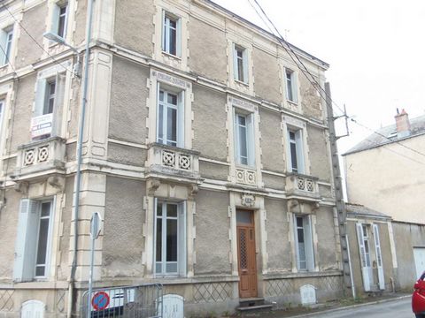 A vendre dans le centre de Parthenay, quartier de la Gare, une belle maison bourgeoise à rafraîchir complètement. Elle offre de très belles pièces avec belles hauteurs de plafonds sur trois niveaux et des combles aménageables. Elle se compose d'une e...