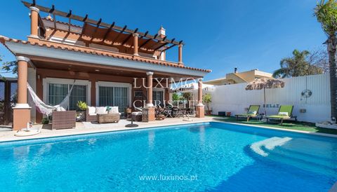 Diese luxuriöse Villa mit 4 Schlafzimmern ist die perfekte Kombination aus Komfort und Raffinesse und liegt am Eingang zur pulsierenden Stadt Faro an der Algarve . Im Erdgeschoss befindet sich ein großes Wohnzimmer mit integriertem Esszimmer , perfek...