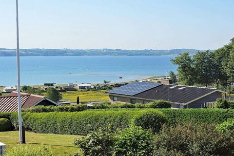 Avec ce cottage de grande hauteur avec sauna, vous bénéficiez d'une vue tout à fait unique sur la zone des cottages de Skarrev. Comme je l'ai dit, la maison offre une vue tout à fait unique et en même temps la maison forme un très bon cadre à l'intér...