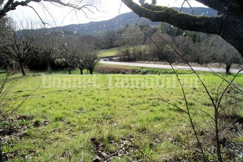 En bordure de Condorcet, village avec école et quelques commerces à environ 10 km de Nyons, terrain constructible exposé ouest. Jolie vue dégagée. Viabilités en bordure à la charge de l'acquéreur.