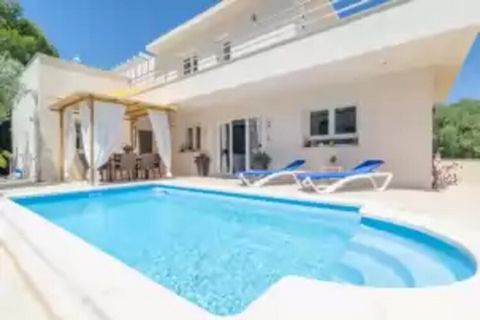 The fabulous terraces invite you to unwind on the sun loungers or enjoy a barbecue dinner with loved ones under the starry sky, listening to the soothing sound of the waves. A wooden gate offers direct access to the beach. The house is located in an ...