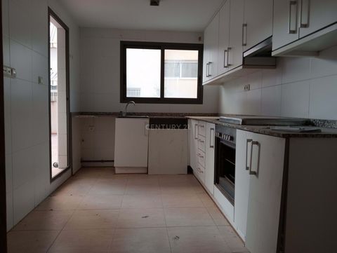 Opportunité à Villafranqueza, Alicante ! A vendre appartement spacieux avec patio avec 3 chambres et 2 salles de bains (une en suite), situé dans un immeuble moderne de 2008 avec ascenseur. La propriété comprend une place de parking et est située dan...