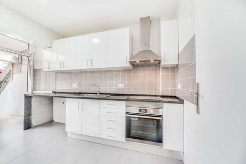 Excellent refurbished studio apartment, located in the center of Amadora. This cozy apartment has a fully equipped kitchen and a complete bathroom with shower. The open-plan space combines living room and bedroom, offering comfort and functionality. ...