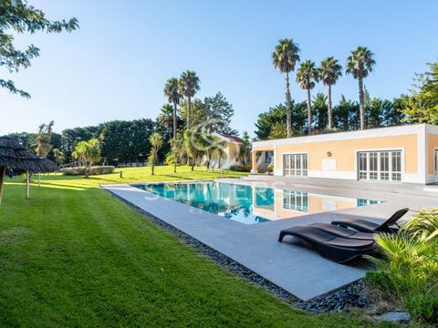 Two-bedroom apartment, converted into a three-bedroom apartment, fully refurbished, in a condominium with a swimming pool and gardens in Quinta da Beloura. Composed of: Entrance hall, living and dining room (42.10 m²) with fireplace, heat recovery sy...