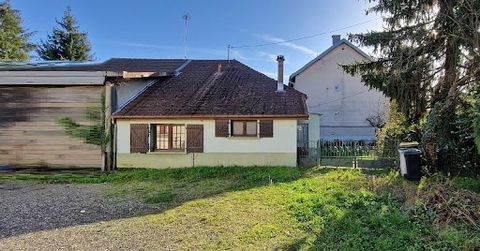 Haus zum Verkauf in Audincourt. Zu beschlagnahmen, Einstöckiges Haus zu renovieren, von ca. 80 m² auf 3,5 Ar nah an allen Annehmlichkeiten zu Fuß. Es beinhaltet: Eingang über kleine Veranda, Einbauküche, Wohnzimmer, Wohnzimmer mit geschlossenem Kamin...