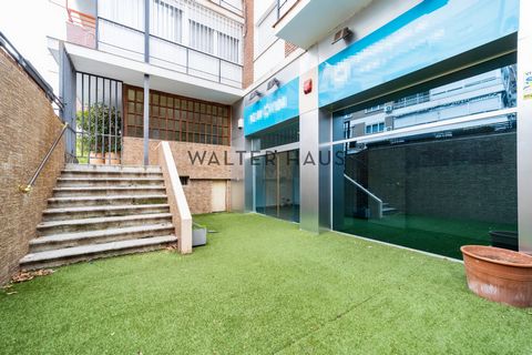 Nous vous présentons un extraordinaire local commercial de 640 m², idéal pour développer un large éventail d'activités dans l'une des enclaves les plus stratégiques de Madrid, le Paseo de la Habana. Cet espace est réparti sur deux étages ouverts et s...