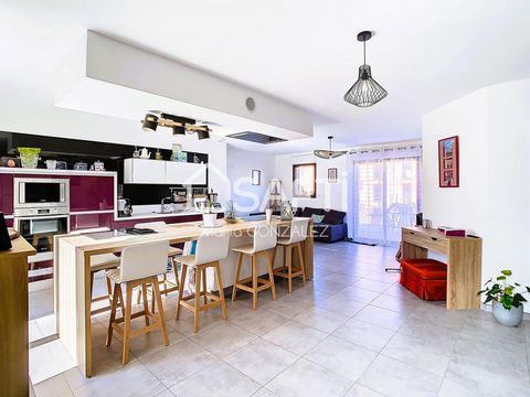 Idéalement située au calme, venez poser vos valises dans cette maison de plain-pied de 2019 d'environ 76 m² sur une parcelle de près de 450 m²! Vous serez séduit par sa magnifique pièce de vie lumineuse de plus de 40 m² offrant une magnifique cuisine...