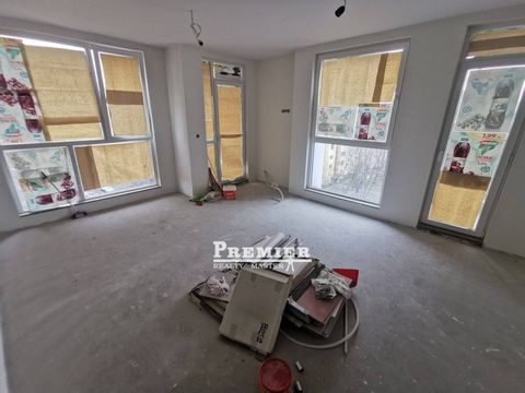 Ruim appartement met drie slaapkamers in de stad Burgas. Nieuw, luxe gebouw met Act 16. Het appartement is gelegen op de 5e verdieping van in totaal 7. Het bestaat uit een ruime inkomhal, drie slaapkamers, een grote woonkamer met een keuken, twee bad...