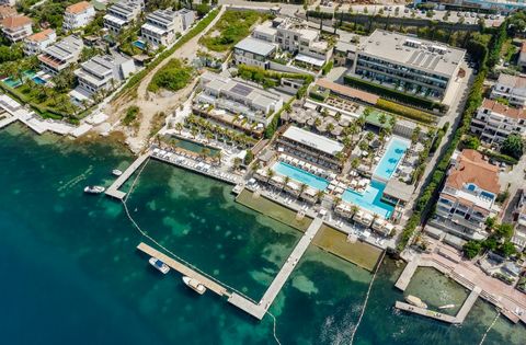 Luxueus ingericht appartement met een panoramisch uitzicht op de zee en de bergen in het resort 5* Nikki Beach, Tivat. Het appartement heeft een open woonkamer, keuken, eetkamer, twee slaapkamers, 2 badkamers, een gastentoilet en een groot terras met...