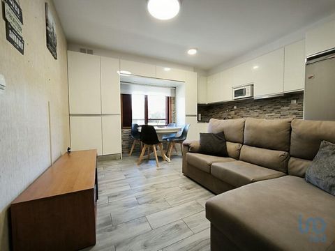 Apartamento T1 convertido em T2, ambos os quartos têm áreas mínimas e luz natural. Apartamento situado no rés-do-chão, mas ao nível de um primeiro andar. É composto por: - Hall de entrada; - Sala e cozinha numa peça ampla; - Wc completo e espaçoso; -...