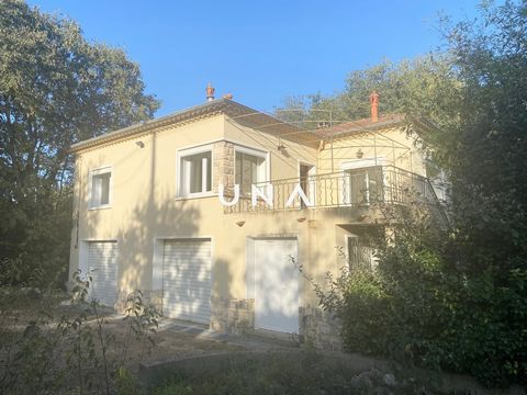 I am pleased to present to you in the town of Saint Anastasie, between Uzès, Nîmes and Alès, this lovely house from the 70s with enclosed garden, trees and swimming pool. Not overlooked, it offers approximately 104 m2 of living space and 974 m2 of ga...