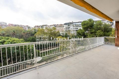 Cornex Capital présente ce spectaculaire appartement rénové à deux vents dans la zone exclusive du parc Turó, avec de belles vues dégagées sur le parc. La maison a 540 m² construits et 490 m² utilisables, dispose de 7 chambres et 7 salles de bains. I...