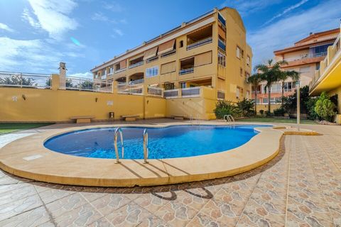 This bright and generously proportioned three bedroom, two bathroom apartment is in a prime spot near Javea’s Old Town. Located on the second floor with lift access, it features ample indoor and outdoor spaces, including an expansive 25m² terrace—ide...