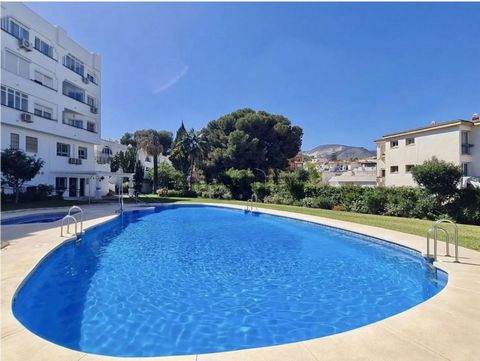 Halfvrijstaande woning in Torremolinos Deze charmante halfvrijstaande woning gelegen in Torremolinos maar dichter bij het centrum van Benalmádena biedt een ideale woonruimte voor gezinnen of investeerders Kenmerken woning 4 slaapkamers 2 badkamers Bi...