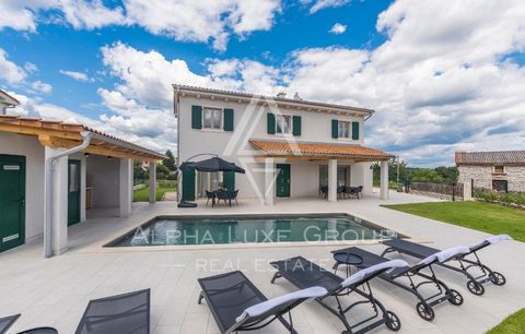 Barban, Istria - Villa di lusso con piscina e servizi Scoprite questa villa affascinante vicino al cuore di Barban, un gioiello in Istria, dotata di piscina e di un edificio accessorio. Questa proprietà su due livelli unisce funzionalità e stile, off...