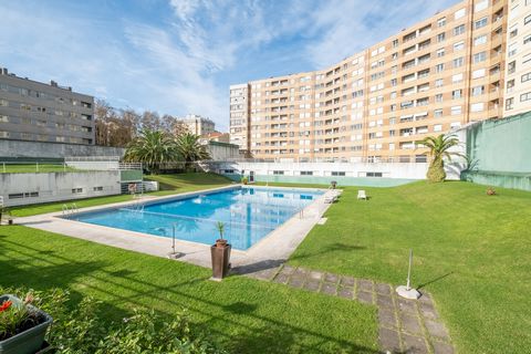 Situado en una de las zonas más nobles de Oporto, en Matosinhos Sul, este apartamento de 2 dormitorios y 2 baños es la propiedad de sus sueños. Disfruta de una superficie bruta de 119.4m² en un condominio privado con piscina, área común y cancha de t...