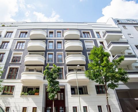 Dit prachtige, moderne appartement, gebouwd in 2013, biedt een perfecte mix van luxe en gemak in een van de meest levendige buurten van Berlijn. Gelegen op de 5e verdieping van een eigentijds gebouw met een lift, heeft deze ruime woning met 3 kamers ...