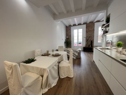 Spectacular completely renovated apartment next to Ronda Sant Antoni. On a second real floor, in a building without elevator. 91m2 apartment distributed in a large living room, with a fully equipped kitchenette, a double bedroom, a single bedroom, tw...