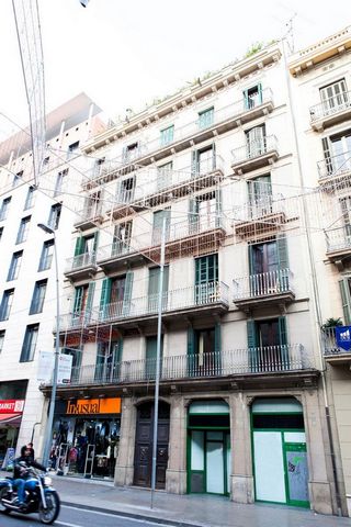 Introduction for sale with 4 studio apartments inside 117m2 distributed in 6 rooms 6 bathrooms with elevator, the rooms are normally rented and from the rent they are about €37,000 profit per year (100%) filled, the area is right in the center of the...