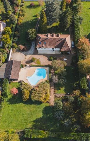 Cette Magnifique maison plantée au milieu de son terrain de 4000 mètres carrés est un véritable havre de paix, sans aucun vis à vis. L'emplacement est de choix car vous êtes à proximité des commerces, à moins de 5 minutes à pieds des arrêts de bus, p...