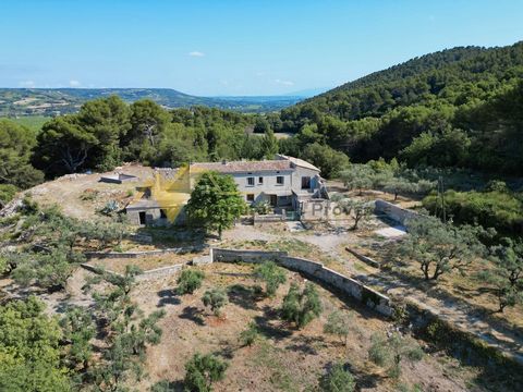 Exceptional and only in our agency, discover this unique renovation project: an authentic farmhouse to renovate in a dominant position in Séguret. With imposing volumes already present, structural renovation work has already been undertaken on part o...