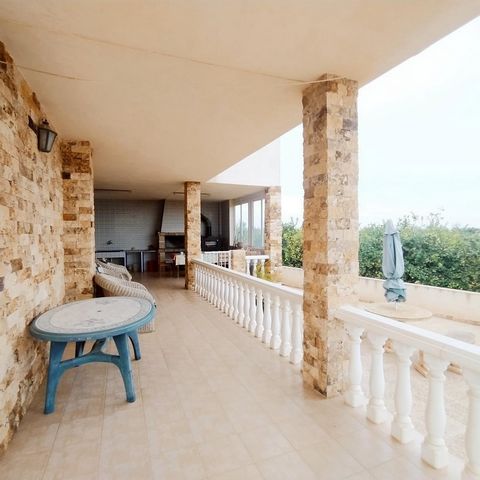 Villa in one of the best areas of Vega Baja, immersed in citrus groves, for sale this wonderful villa renovated with a Mediterranean style, and with a plot of 8,943 m²~With a private pool, the villa has a constructed area of 404 m².~ On the ground fl...