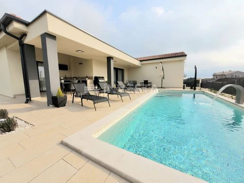 Villa Moderna con Piscina in Istria Descrizione della proprietà: In vendita una splendida villa di nuova costruzione, completamente arredata, con una superficie lorda di 157 m², situata su un terreno di 675 m². La villa è composta da tre camere da le...