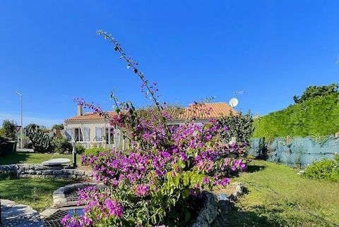 En Co - Exclusivité à proximité des Commerces, du Marché, du port ...et de ses Plages ... Saint Denis d'Oléron . N'attendez plus, demain il sera trop tard !!! Venez la visiter! Jolie Maison 115m² (1995) pourvue d'un beau jardin verdoyant et arboré av...