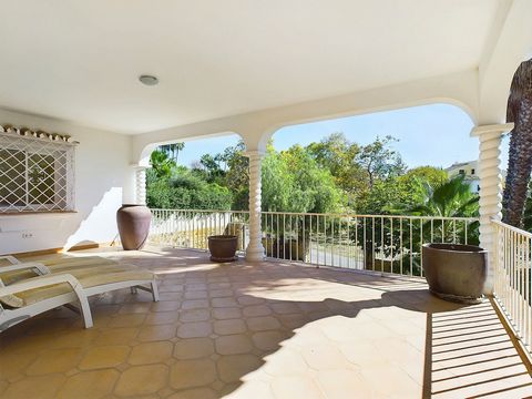 Presenting your private sanctuary in San Pedro de Alcántara! This exceptionally spacious and private semi-detached home is located in the desirable Alta Vista area of San Pedro. Tucked away from the hustle and bustle of the old town yet within walkin...