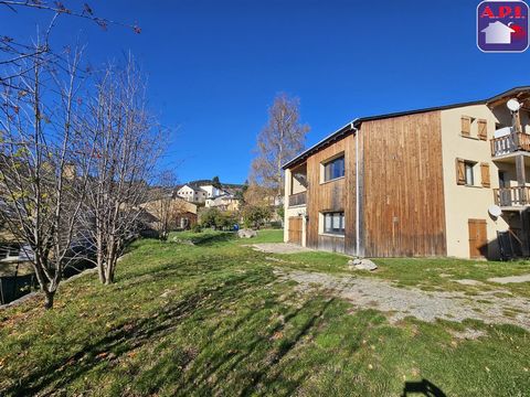 GRAND APPARTEMENT AVEC JARDIN Situé sur la très agréable station de ski de Font-Romeu, cet appartement vous offre une superficie de 95,87m² en loi carrez. Au rez-de-jardin d'une petite copropriété de 3 lots, il comprend trois belles chambres, une sal...