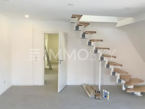 Zum Verkauf steht ein attraktives, dreistöckiges Mehrfamilienhaus mit gehobener Innenausstattung. Die Immobilie bietet auf ca. 342 m² Wohnfläche und einem ca. 450 m² großen Grundstück 16 helle Zimmer und vier gut ausgestattete Badezimmer. Ursprünglic...