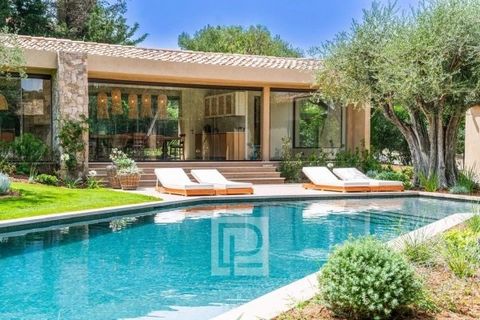 Situated in a private estate in Mougins, close to the shops and just 5 minutes from the old village, this recently renovated contemporary villa of 335 m² combines Provencal elegance with modern lines. Set in 4,000 m² of flat grounds planted with oliv...