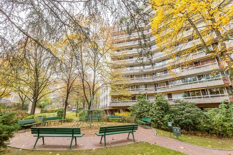 Im Stadtteil Alseray, nur einen Steinwurf von den Geschäften der Rue de la Convention entfernt, bietet Ihnen die Immobiliengruppe VANEAU in einer betreuten und gesicherten Residenz im 8. Stock mit Aufzügen eine 3-Zimmer-Wohnung mit Eingang, ein Doppe...