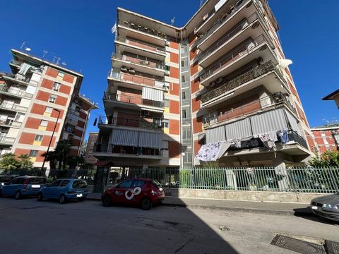 L'appartamento in vendita si trova nella zona di Ponticelli a Napoli, al settimo piano di un edificio costruito nel 1960. L'accesso è garantito da una comoda ascensore che arriva fino al piano desiderato. Le spese condominiali ammontano a circa 90 eu...