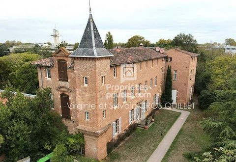 SOLE AGENT- TOP FLOOR- T4 IN A CASTLE Rare and unique, beautiful apartment on the top floor in a castle classified as a Historic Monument, Composed of 3 bedrooms with 3 dedicated bathrooms, it offers a pretty living room facing the courtyard of the C...