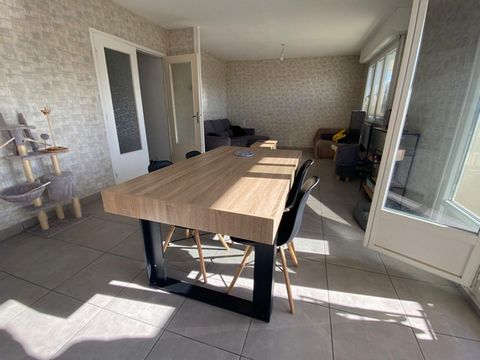 Appartement de type 3 , surface carrez de 77 m² + garage et cave Découvrez cet appartement lumineux, situé dans un quartier calme de Blois au troisième étage avec ascenseur. Au coeur d'une résidence très bien entretenue et sécurisé. Vous serez accuei...