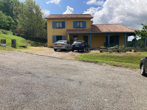 A vendre : Maison familiale de 168 m2 environ sur un terrain de 1000 m2. Espaces verts au rendez-vous. Venez découvrir cette maison économique et spacieuse située dans un quartier paisible, offrant un cadre idéal pour des familles en quête d'espace. ...