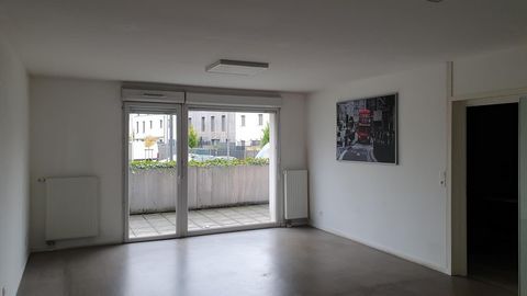 A proximité du métro, proches des écoles, colléges et lycées, des commerces, Safti vous propose en exclusivité cet appartement situé au rez de chaussée d'un immeuble récent ayant une surface de 90m2 comprenant un hall d'entrée, une piéce de vie de 29...