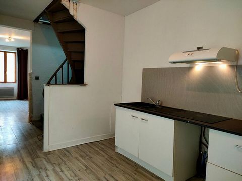 Idéal pour investisseurs locatifs ou un premier achat, cet appartement est situé au coeur de cette charmante et dynamique commune de Créon, il est proche à pieds de toutes les commodités et des commerces. Il est composé sur 3 niveaux, au rez de chaus...