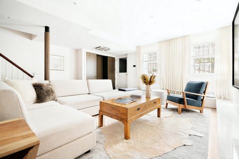 ELEGANT WEST VILLAGE TOWNHOME 735 Washington Street est une spectaculaire maison de ville West Village de 20 pieds de large récemment rénovée avec des intérieurs à l’échelle grandiose et un magnifique espace extérieur privé dans le jardin arrière tra...