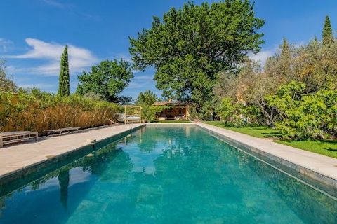 A few steps from Isle sur la Sorgue, through a discreet gate, guided by the elegant cypress avenue and its lavender, you will discover this superb bastide of over 1200m2 (974m2 plus outbuildings), so typical of our beautiful Provence. Completely rest...