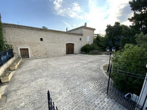 Maison spacieuse à Montélimar Découvrez ce magnifique prieure de 300 m² située à Montélimar. Avec ses 4 chambres et 9 pièces, elle offre un espace de vie idéal pour une famille. Chaque pièce a été soigneusement conçue pour offrir confort et style, av...