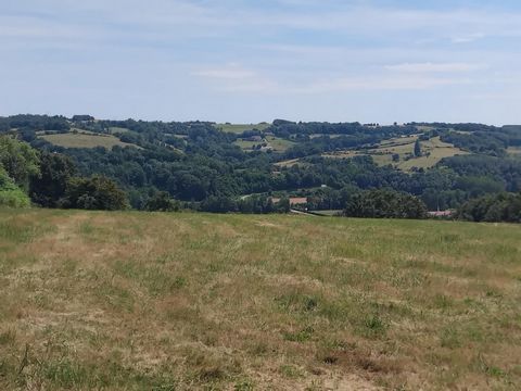 Véritable coup de coeur pour ce superbe terrain piscinable d'une superficie de 931 m2 hors lotissement. Celui-ci offre une vue panoramique sur la campagne environnante et les montagnes, dont vous garderez assurément la jouissance... le pré attenant é...