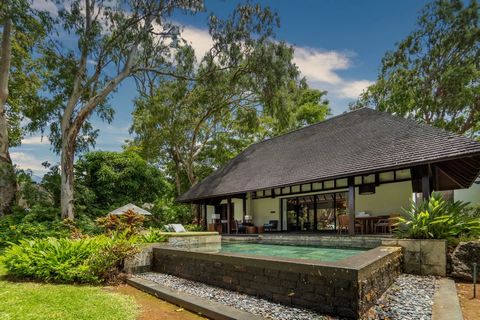 Situé sur la côte est de l'île Maurice baignée par des eaux turquoise propices aux sports nautiques, Le resort est entouré par une végétation luxuriante et offre des vues imprenables où que vous soyez. Ses élégantes villas et résidences possèdent cha...