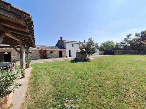 Amoureux du CALME, de l'ESPACE et du CHARME de l'ANCIEN ?! Cette maison est faite pour vous ! Située sur la commune de Cholet, proche du quartier SACRÉ-COEUR, à proximité du BOIS LAVAU, venez découvrir cette CHARMANTE bâtisse, avec VIE de PLAIN-PIED,...