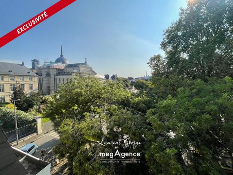 megAgence offers you an 82 m², 4-room apartment located on the 4th and top floor with elevator of a small condominium, located at Place de la Madeleine in Rouen. It boasts stunning views of the cathedral, the prefecture, the Sainte-Madeleine church, ...