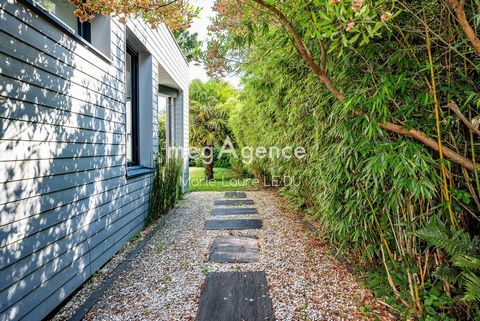 Située entre la commune de Guimaëc et celle de Locquirec, cette propriété de standing entièrement rénovée par un architecte offre un cadre de vie idyllique à seulement 700 mètres des plages. Nichée sur un terrain de 1830 m², la propriété bénéficie d'...