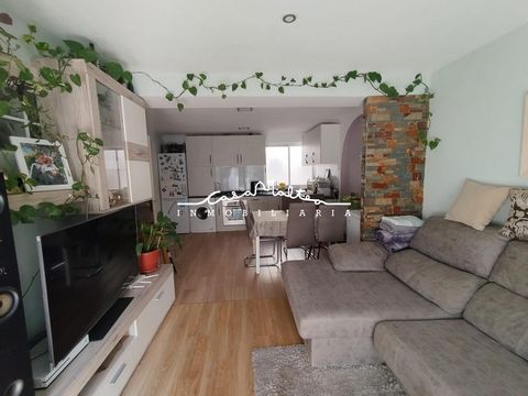 Renovated in 2016.~Fourth floor without lift.~~The apartment has 3 bedrooms, 2 bathrooms, equipped kitchen, a nice living room and a small terrace.~Just a few minutes from all services and the beach of Altea. Don't miss this opportunity to invest or ...