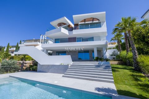 Scoprite questa imponente villa, di nuova costruzione, con 5 camere da letto, situata nel pittoresco villaggio di Burgau, in Algarve. Con un'architettura moderna, distribuita su tre piani, questa villa offre uno stile di vita lussuoso, con tutti i co...